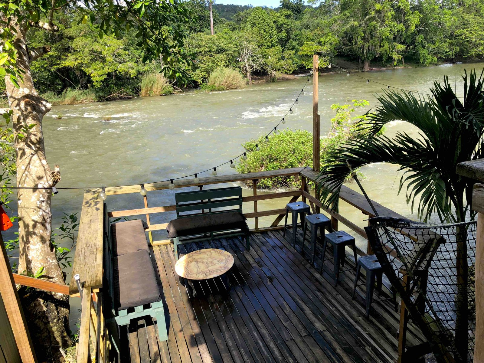 El Bohemio, Property in the Border town